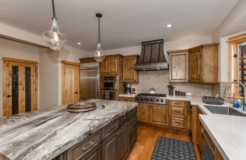 Truckee House | MtnPeak Elevated Living, Hot Tub, 180 Views, 3 Fireplaces, Wine Cellar, Game Room, Arcade, Foosball
