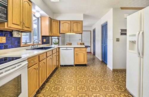 Pickerington House | Nature’s Haven Farmhouse in Pickerington w/Deck