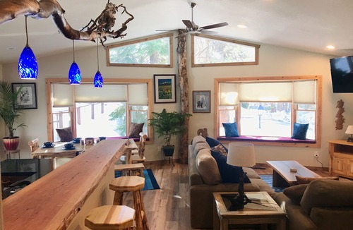 Pioneer Trail House | NEAR SLOPES AND LAKE! Rustic, Cozy, Renovated, Unique, Modern, hot tub!