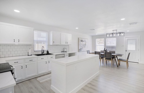 Little Elm House | Near Universal Studios Kids TX - Sleeps 10 - King Suite