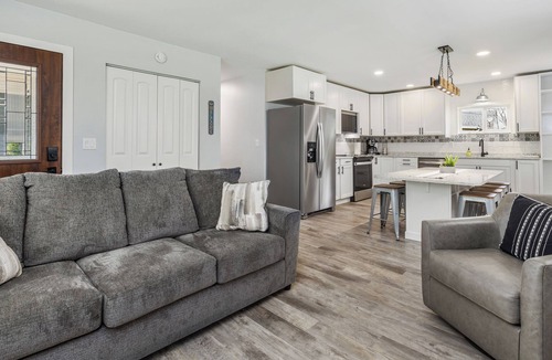 Escanaba House | NEW! 3 bed, 1.5 Bath, Games, WIFI