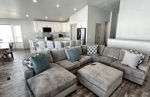 Sweetwater House | NEW Bear Lake home minutes from Garden City, GORGEOUS views, and Private Hot Tub