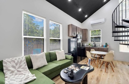 Bristol House | *NEW* Bristol’s Mountain Side Oasis