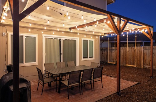 Mira Loma House | NEW! Chic+Cozy, Sleeps 14, King Bed, Work Desk, Tahoe 30 min, Mt Rose Ski 20 min