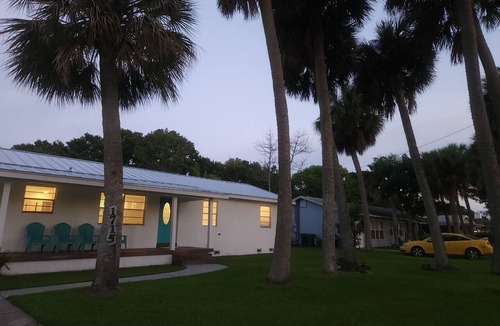 Melbourne House | NEW Clean 4-bed Home near airport and BEACH ! ! !