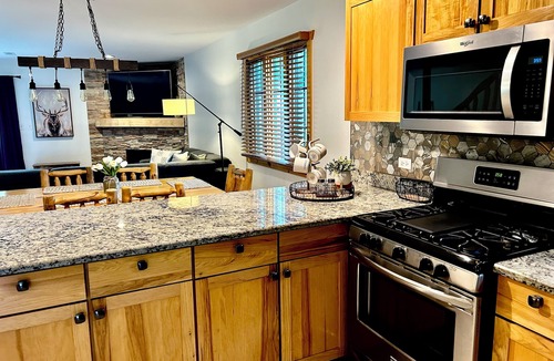 Oglesby House | NEW ! COZY , RUSTIC 2-bedroom townhome Near STARVED ROCK !