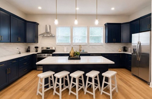 Near Eastside House | New Modern 4BR Retreat Sleeps 8 Near Downtown