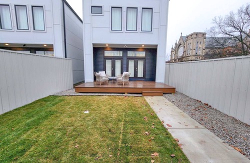 The Gate House | NEW Modern & Luxe 5BDR House. Sleep 14. Downtown 5min away