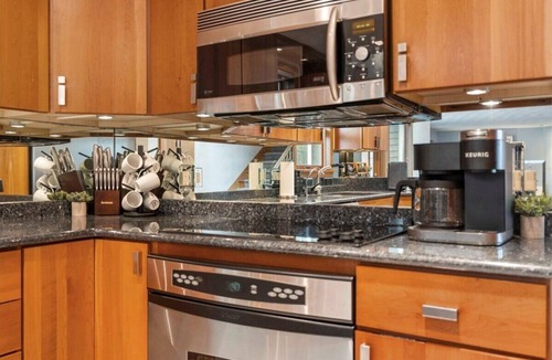 Janesville House | New Owner Special > Hot Tub - Sauna - Private Gym