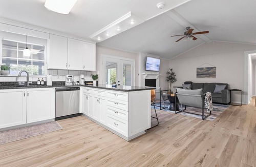 Fairhope House | New! PacMan/Firepit/Hot Tub! Sleeps 9
