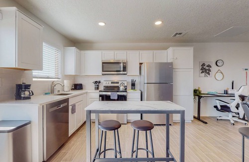 Mesa Del Sol Innovation Park Apartment | New Studio, Balcony w/views, Nexflix, Pool