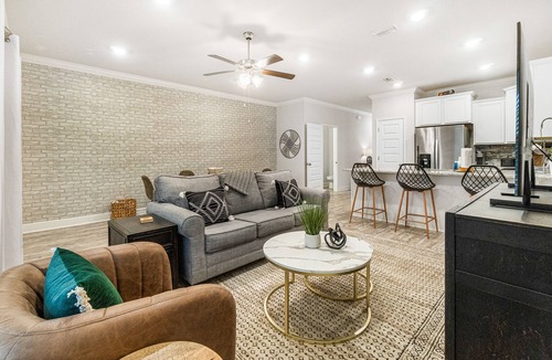 South Pensacola House | New townhome with great location, shared pool, WiFi, W/D, patio & grill
