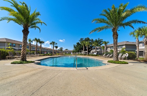 South Pensacola House | New townhome with great location, shared pool, WiFi, W/D, patio & grill