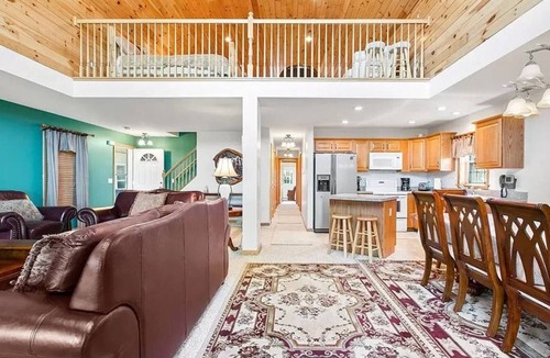 Harsens Island House | Newer Cottage on the Lake, ample space for boats