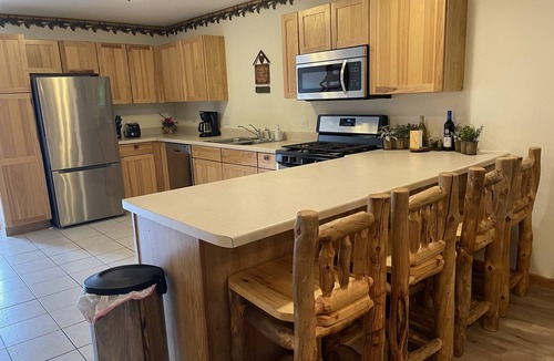 Oglesby Villa | Newer Rustic WiFi Villa by Starved Rock sleeps 7. A guest favorite!