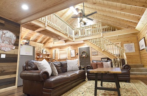 Inglis Cabin | Newly Built Rustic Cabin with all the amenities