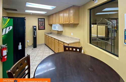 Lenox Park Apartment | Newly Renovated Beachfront Studio, Full Kitchen, Heated Pool and Hot Tub