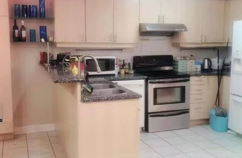 Vaughan House | Newly Renovated Bright Suite in Quiet Neighborhood, Convenient