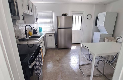 Northside House | Newly Renovated Modern 3-Bedroom Entire House - Cincinnati