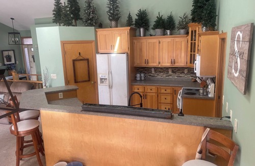 De Pere House | NFL Draft; 3 Bdrm home w/Hot tub, fenced in acre yard; pet friendly; De Pere, WI