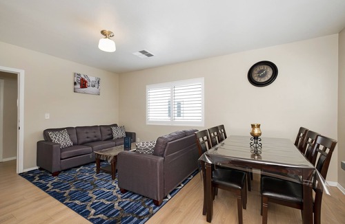 Miracle Mile House | Nice Trendy Stay in close proximity to hotspots
