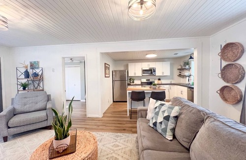 Mountain View House | Niche on Main ~Walk to the Square!