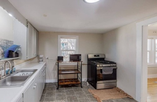 Silver Hill House | Nob Hill/UNM Luxury 3 Bedroom House w/King Beds