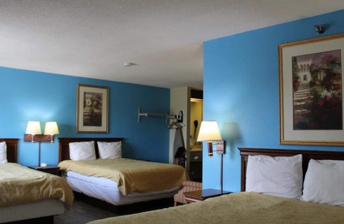 Mount Vernon House | Non-Smoking Triple Queen Room at FairBridge Inn Express Mt Vernon