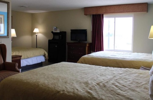 Mount Vernon House | Non-Smoking Triple Queen Room at FairBridge Inn Express Mt Vernon