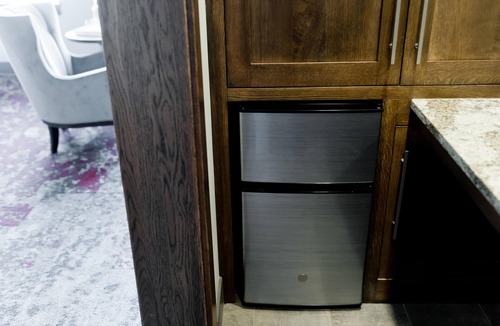 Logan Apartment | North Flat Luxury Suite - 450 Sq Ft Overlooking Center Street