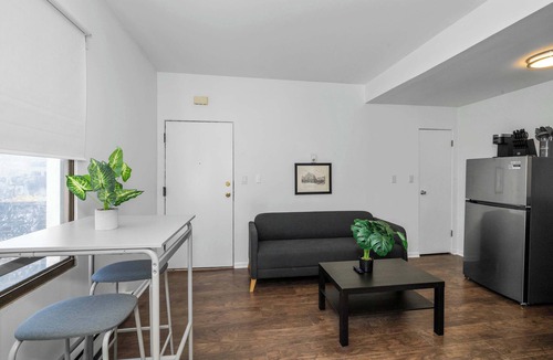 Northside Apartment | Northside Suites 1 – Can’t Beat Couple’s Retreat!