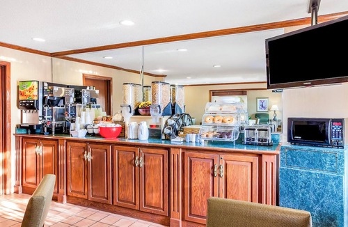 Southgate Hotel | Norwood Inn and Suites Detroit