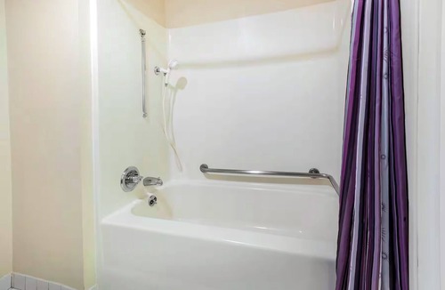 Southgate Hotel | Norwood Inn and Suites Detroit