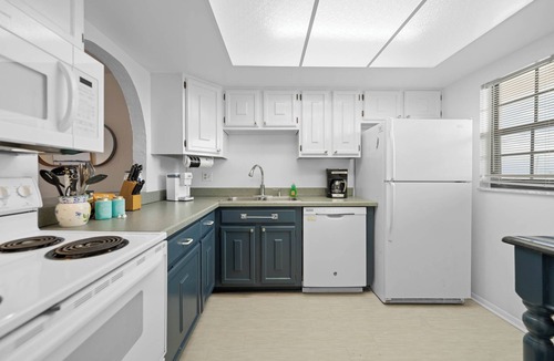 New Smyrna Beach Condo | NSB Direct Ocean View - 1 bed 1 bath plus small guest bedroom Sleeps 4