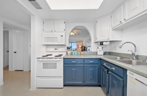 New Smyrna Beach Condo | NSB Direct Ocean View - 1 bed 1 bath plus small guest bedroom Sleeps 4