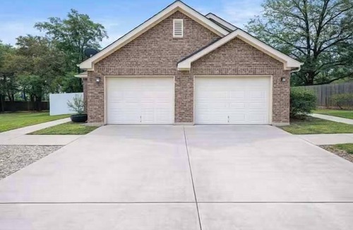 Euless House | Oak & Yellow-2b2b, remote work, ATT stdm, wifi