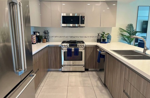 West Los Angeles Hotel | Oasis 3 BR steps from Century City Mall w/Parking & Washer/Dryer