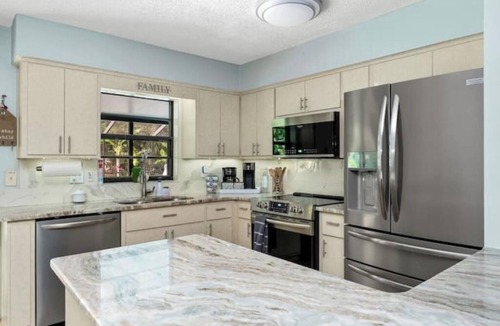 Crystal River House | Oasis privacy heated Pool Game room 3 mins Sister Spring