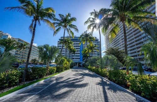 Galt Mile Apartment | Oceanfront Studio w/balcony & Private Beach - Walk to shops & Dining