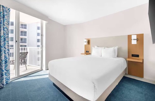 Ormond Parkway Hotel | Oceanfront Suite for Morning Surf, Sunset Strolls & Pool Relaxation