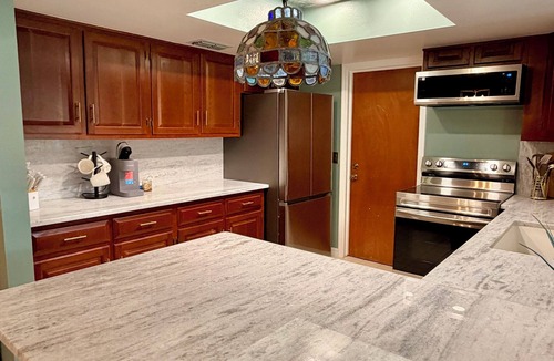 Astor House | On scenic blue creek, newly renovated close to springs and forest