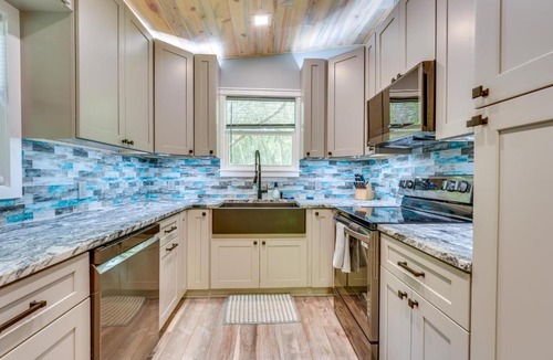 Fort White House | On-Site Spring & River Access! Sunshine State Stay