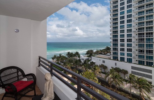 Hollywood South Central Beach Condo | On The Beach ! 2 Minutes to Exquisite Dinning and Shopping