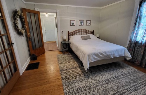 New Glarus House | One Bedroom Suite in the heart of New Glarus