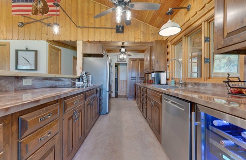 Custer House | One Level Log Home on 3.5 Acres, Beautiful Views, Newly Updated