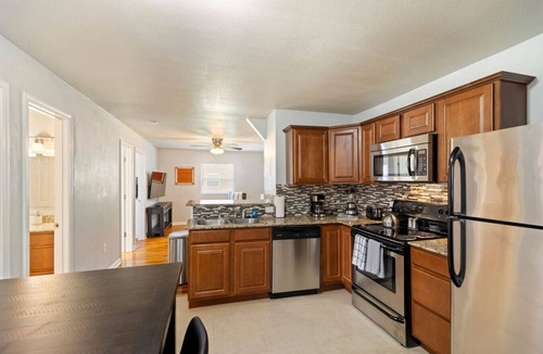 Stillwater Apartment | OSU 2 bed unit 6 blocks to stadium (sleeps 6)