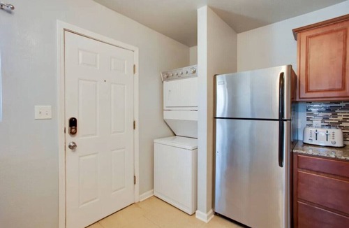 Stillwater Apartment | OSU 2 bed unit 6 blocks to stadium (sleeps 6)