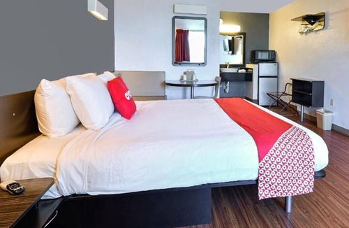 Valdosta Hotel | Outdoor Pool Relaxing Unit Near Valdosta State + Parking Included