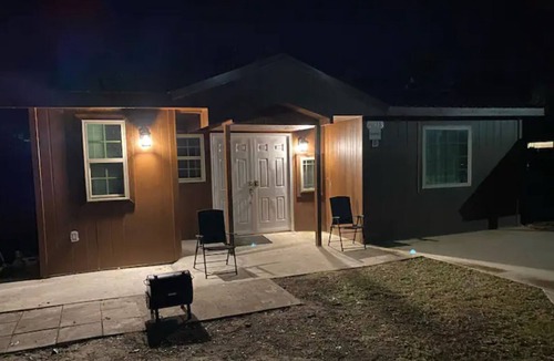 Northwest Pensacola Cabin | Outpost Cottage - Sleeps 3 Great Price!