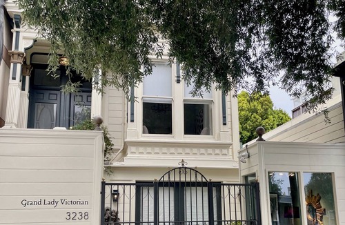 Pacific Heights Apartment | Pacific Heights Victorian Garden Bed and Bath Suite
